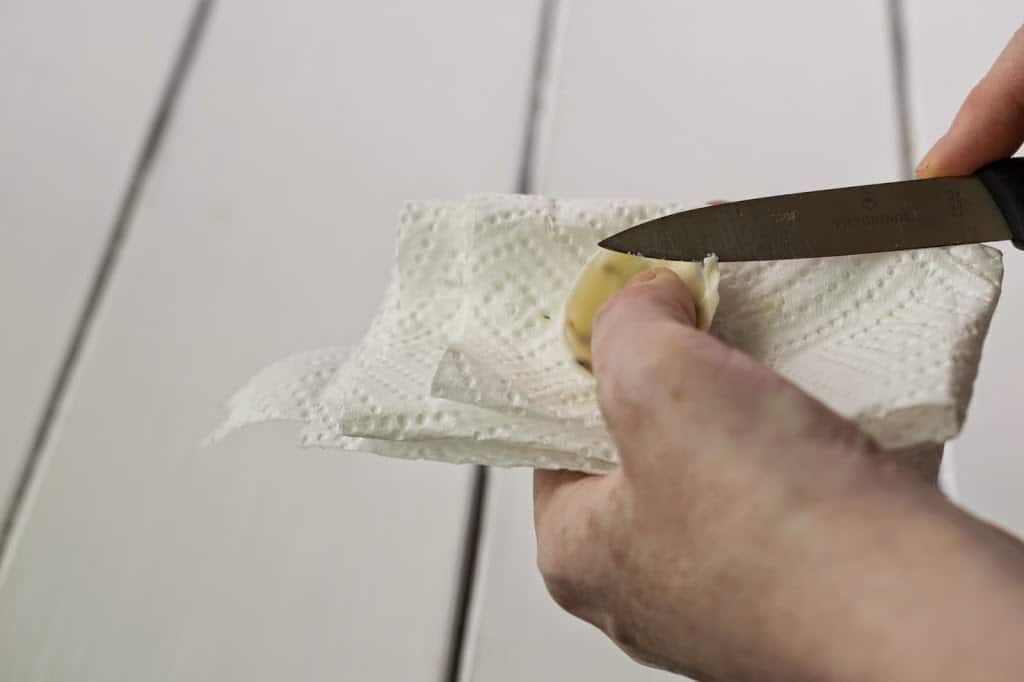 Making the edges of a chocolate egg look smooth with a knife