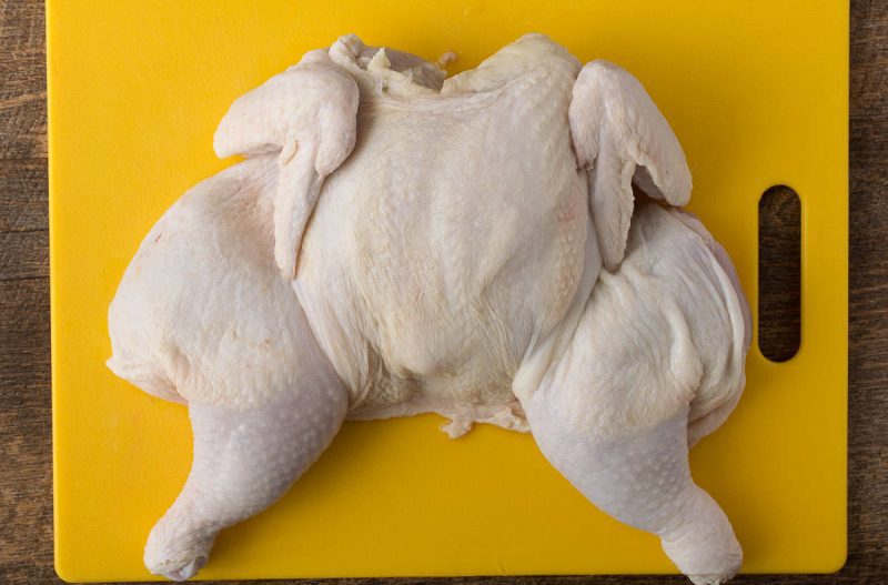 sådan sommerfugl (spatchcock) en hel kylling. En stadig mere populær måde at tilberede kylling på, der kan grilles eller steges i ovnen. Når butterflied (eller spatchcocked), koger en kylling hurtigt op og udvikler en lækker sprød hud.