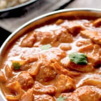 A saucy chicken tikka masala with large pieces of chicken