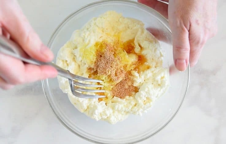 Ricotta is mixed with honey, lemon zest and nutmeg