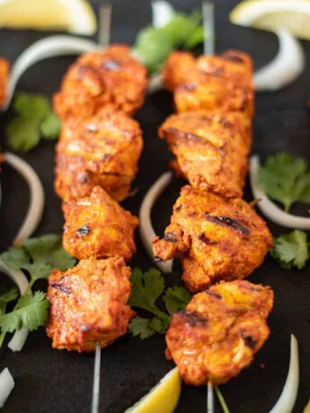 4 skewers of chicken pieces