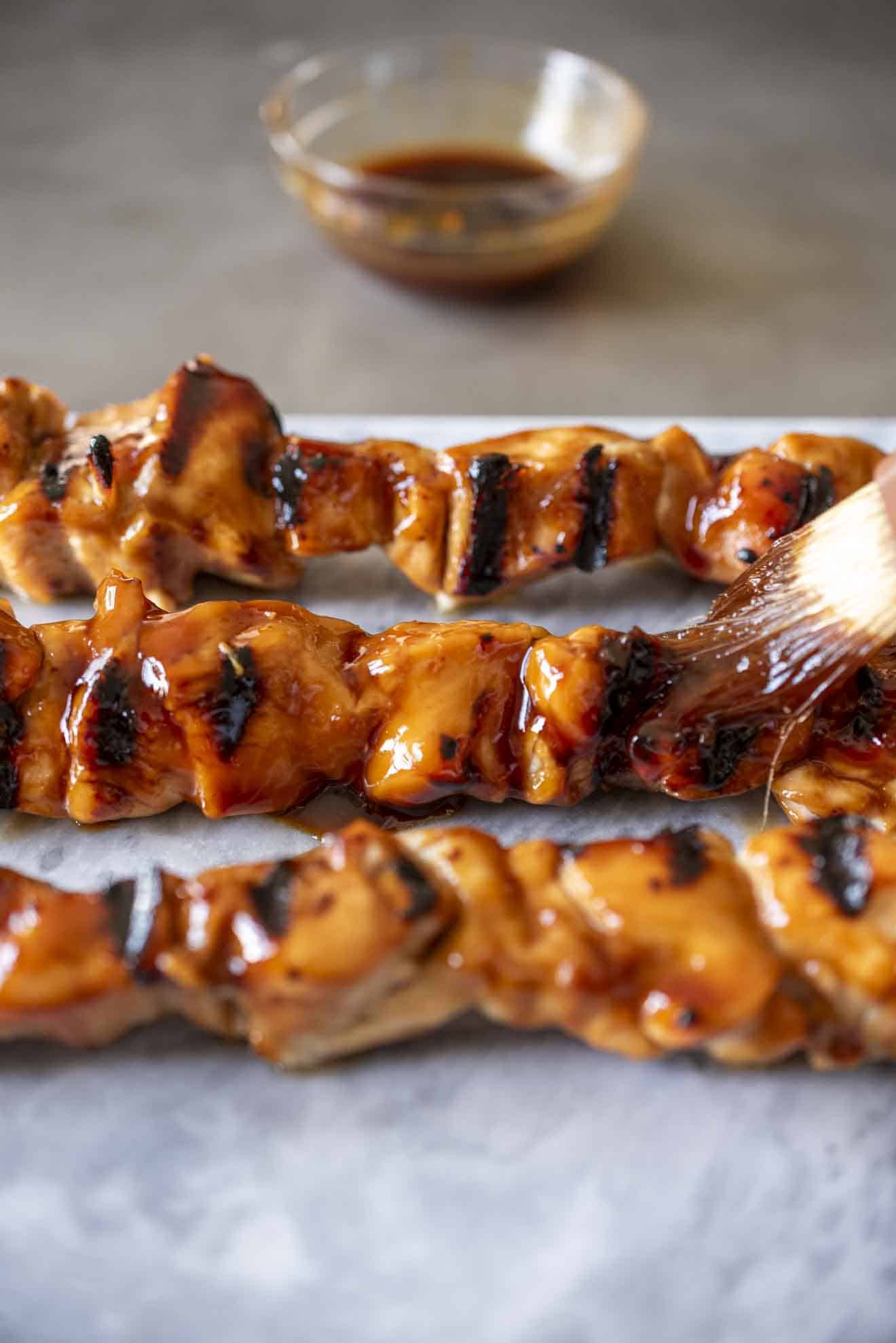 Taburkan saus teriyaki di atas ayam panggang