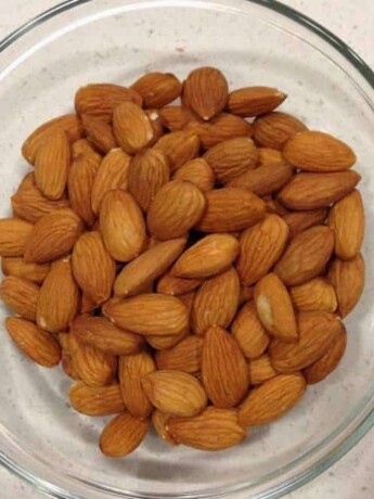 A bowl of raw almonds