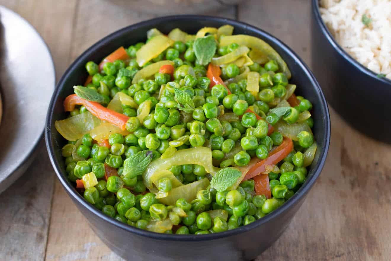 Green peas with red pepper strips and