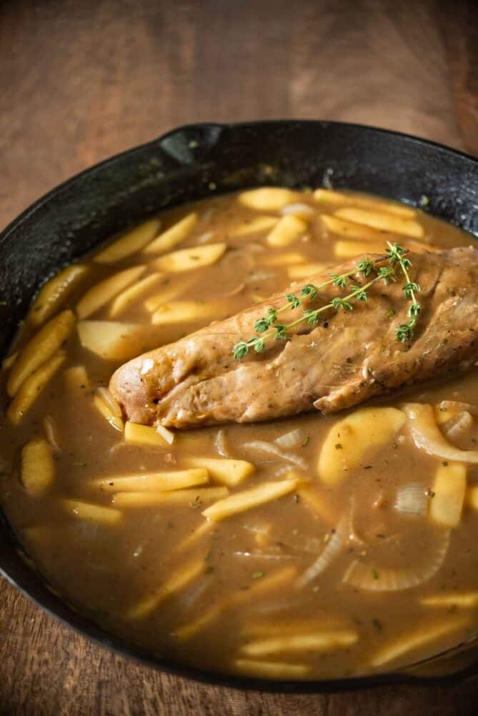 Juicy pork cooked in gravy with apples