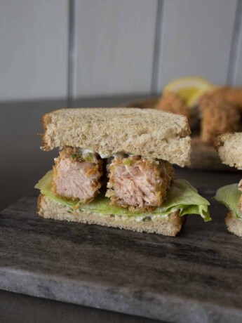 Fish fingers/fish sticks made with salmon in a sandwich cut in half