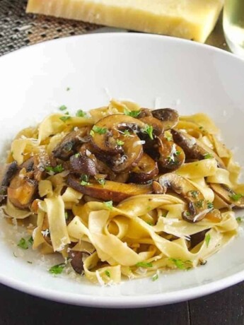 Fresh tagliatelle topped with mushrooms cooked in wine
