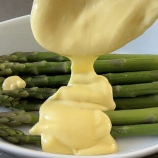 Steamed asparagus topped with hollandaise sauce