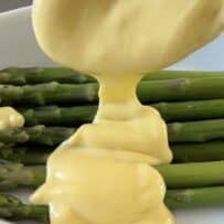 Steamed asparagus topped with hollandaise sauce
